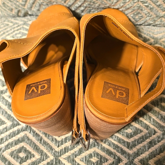 BLOCK HEELS - Picture 2 of 3